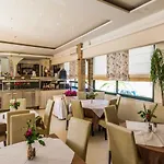 Zante Plaza & מלון דירות