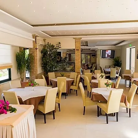 Zante Plaza & מלון דירות 3*