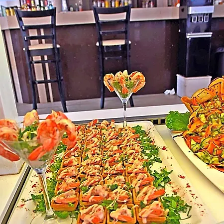 Zante Plaza & מלון דירות 3*