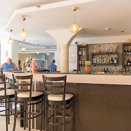 Zante Plaza & מלון דירות
