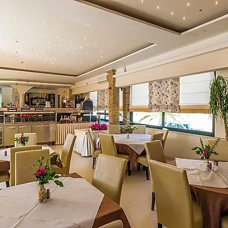 Zante Plaza & מלון דירות 3*